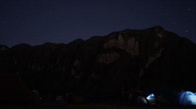 夜间的布朗山